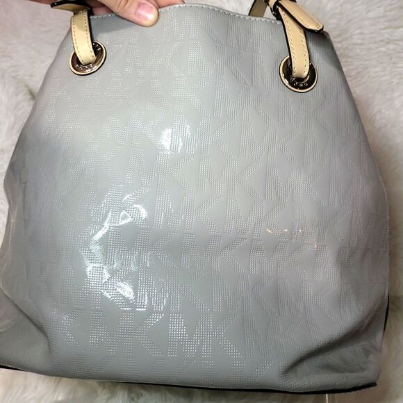 Authentic  Micheal kors purse, light grey patent leather straps like new! - Picture 2 of 14